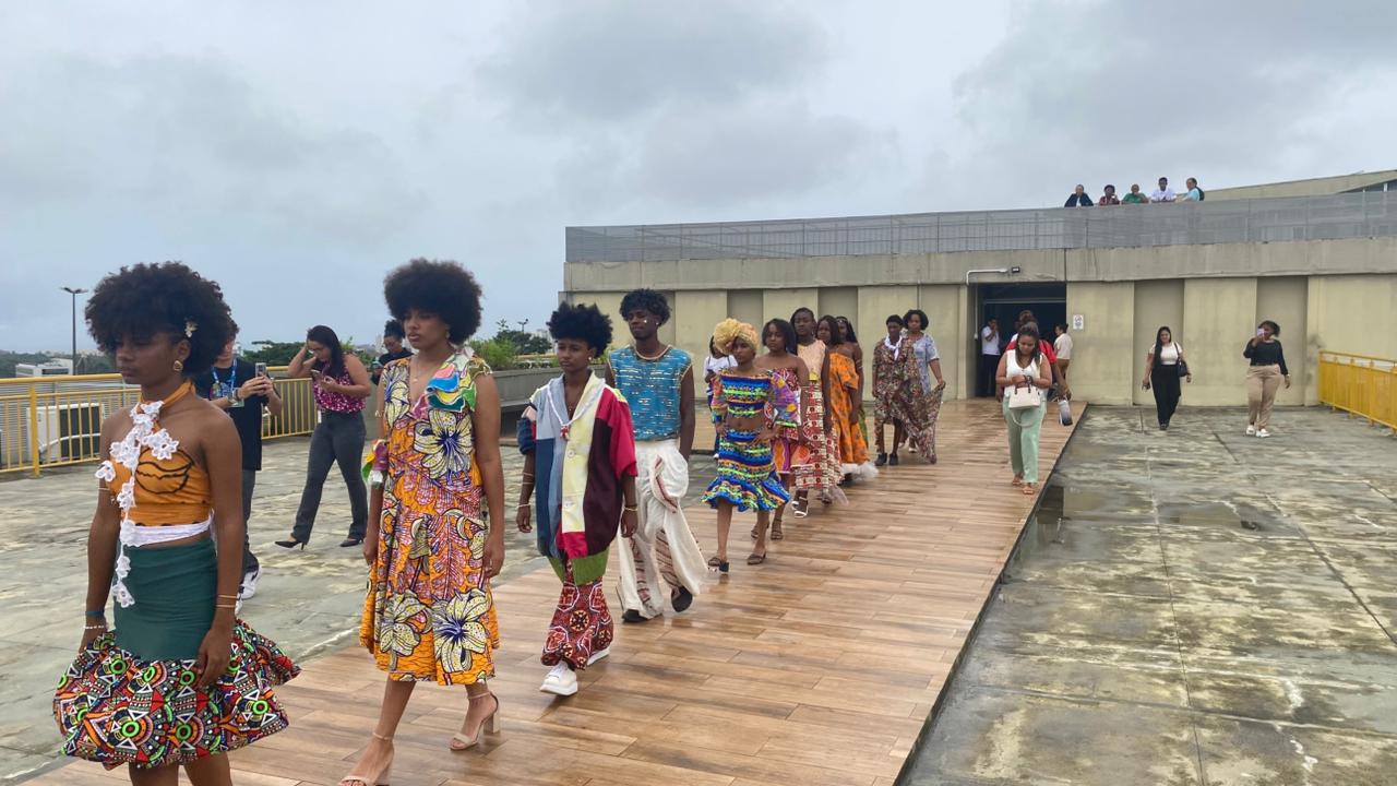 Salvador: Estudantes celebram cultura afro-brasileira com desfile