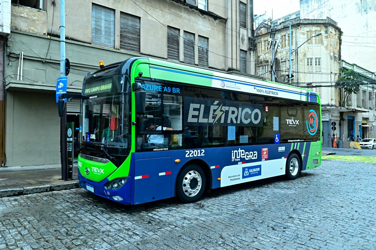 Ônibus 100% elétrico agrada passageiros e reforça mobilidade sustentável no Centro Histórico