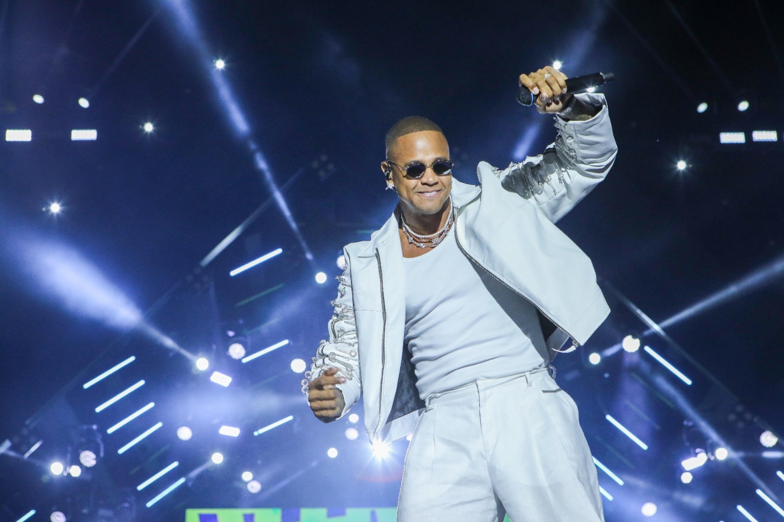 Consciência Negra: Léo Santana faz show gigante em Salvador