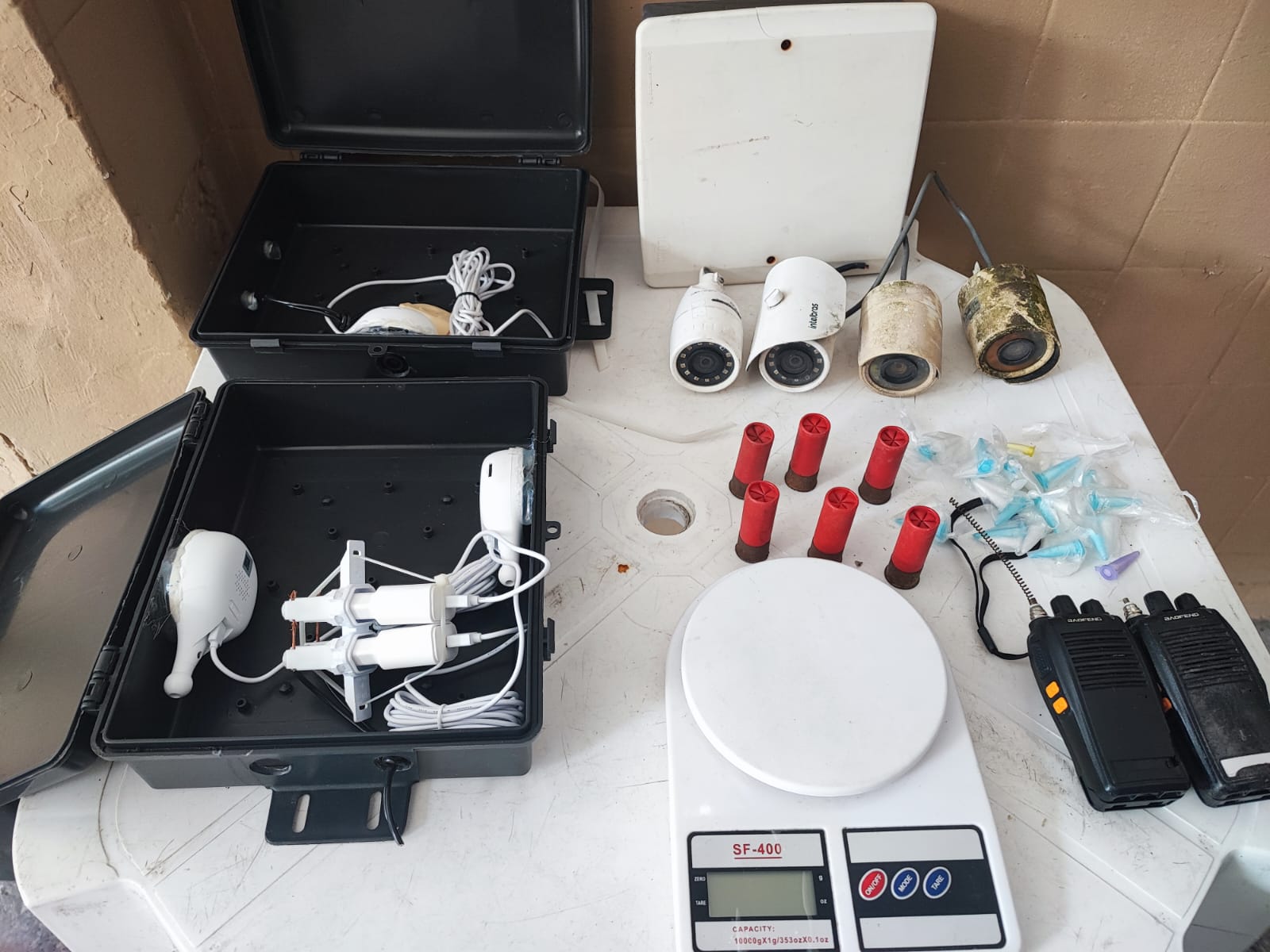 BBB do tráfico: PM apreende munições e câmeras clandestinas em Pirajá