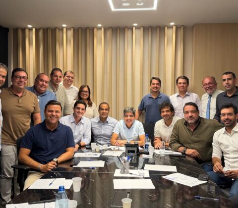 Imagem do post ACM Neto reúne oposição e foto é alvo de críticas