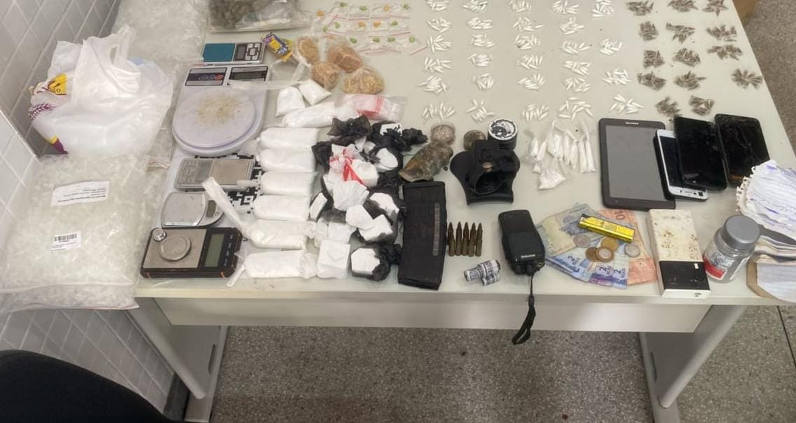 PM apreende drogas e prende homens suspeitos de tráfico em Simões Filho