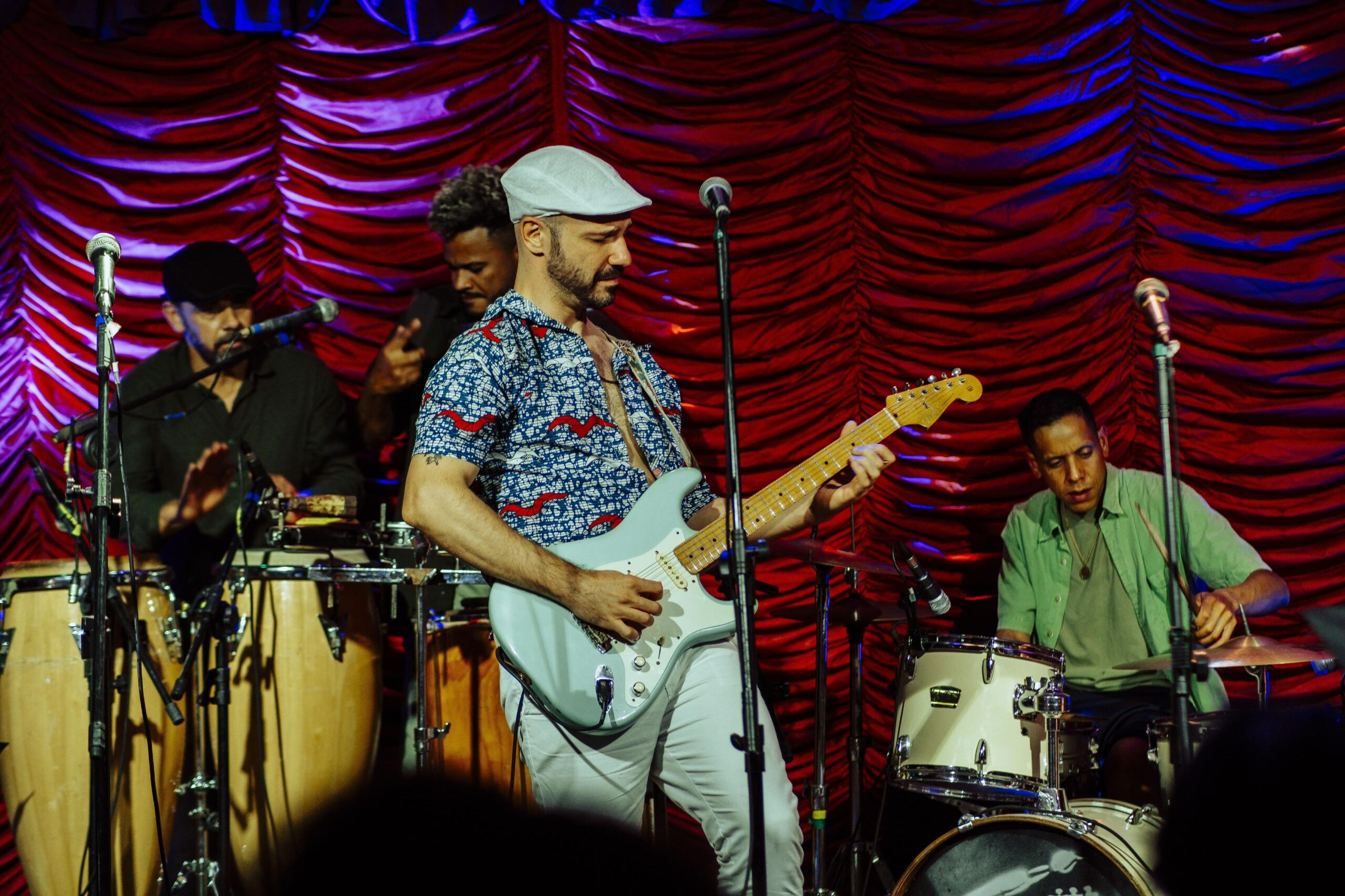 Nova geração da música baiana domina palco do Teatro Gamboa