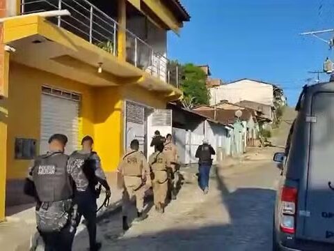 Imagem do post Mais de 20 são presas e R$ 2 milhões são bloqueados durante operação contra facção criminosa