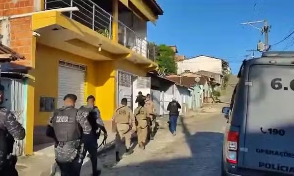 Mais de 20 são presas e R$ 2 milhões são bloqueados durante operação contra facção criminosa