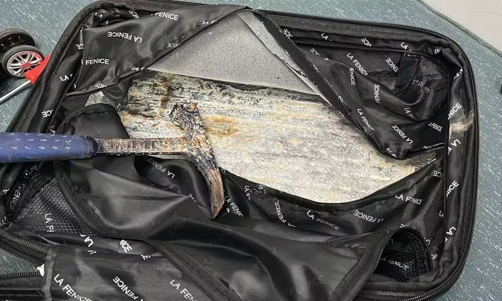 Jovem é presa no aeroporto após tentar embarcar com cocaína escondida em mala