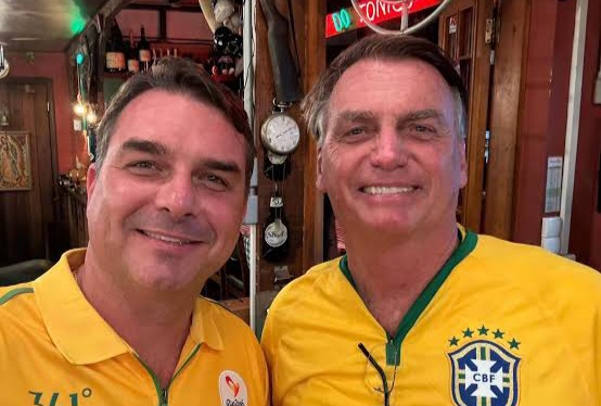 Filho de Bolsonaro convocou vigília na porta de condomínio