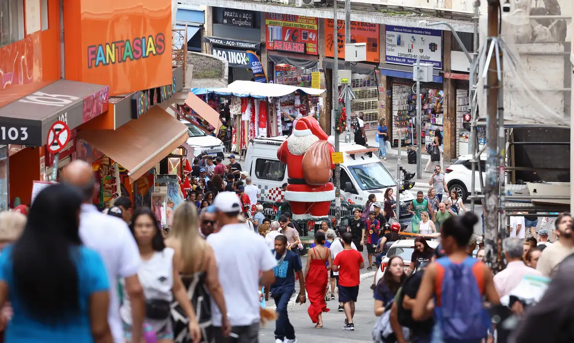Salário mínimo sobe para R$ 1.621 em 2026 e injeta R$ 81,7 bilhões na economia