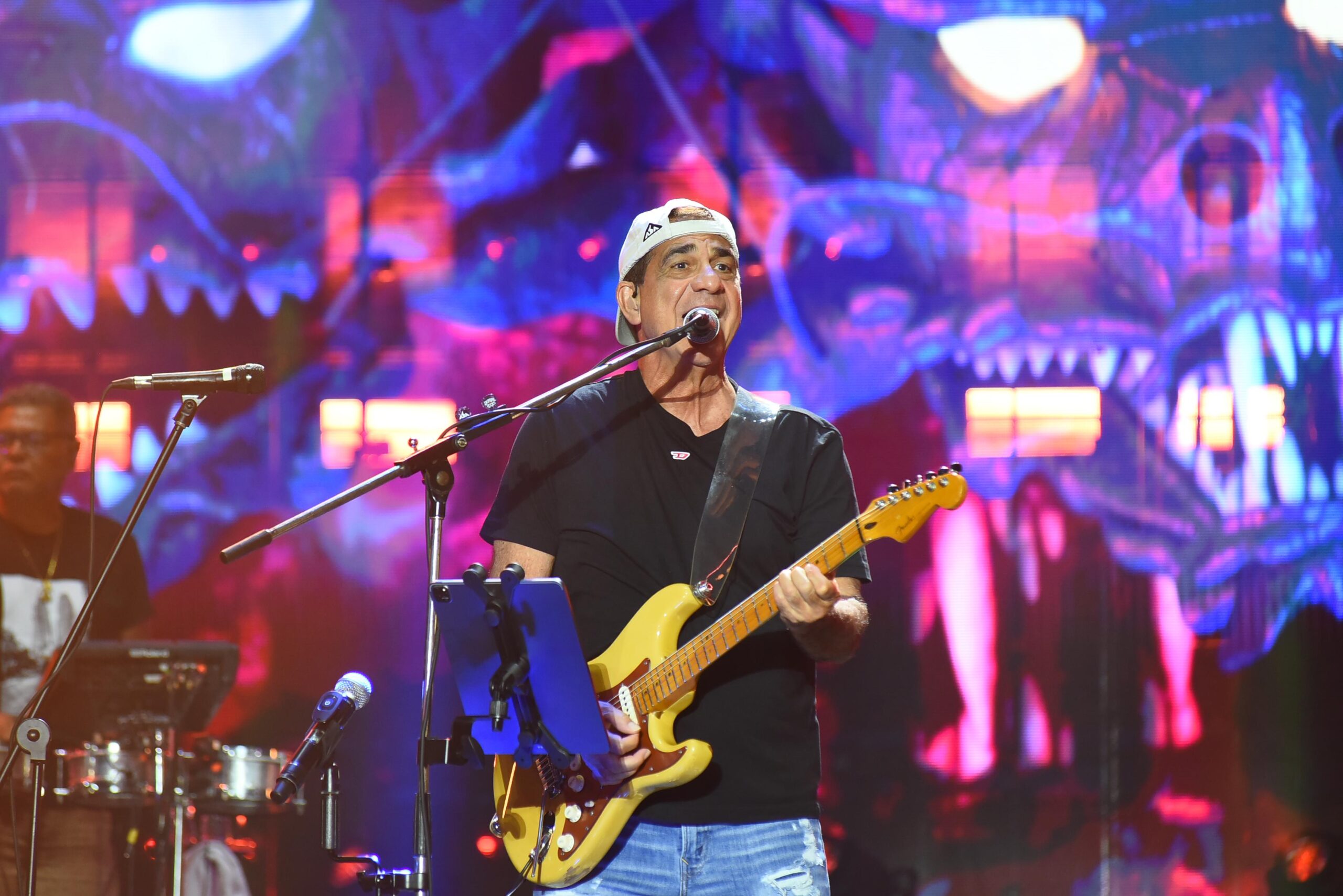 Durval Lélys abriu o Virada Salvador e transforma a Arena em um mar de axé