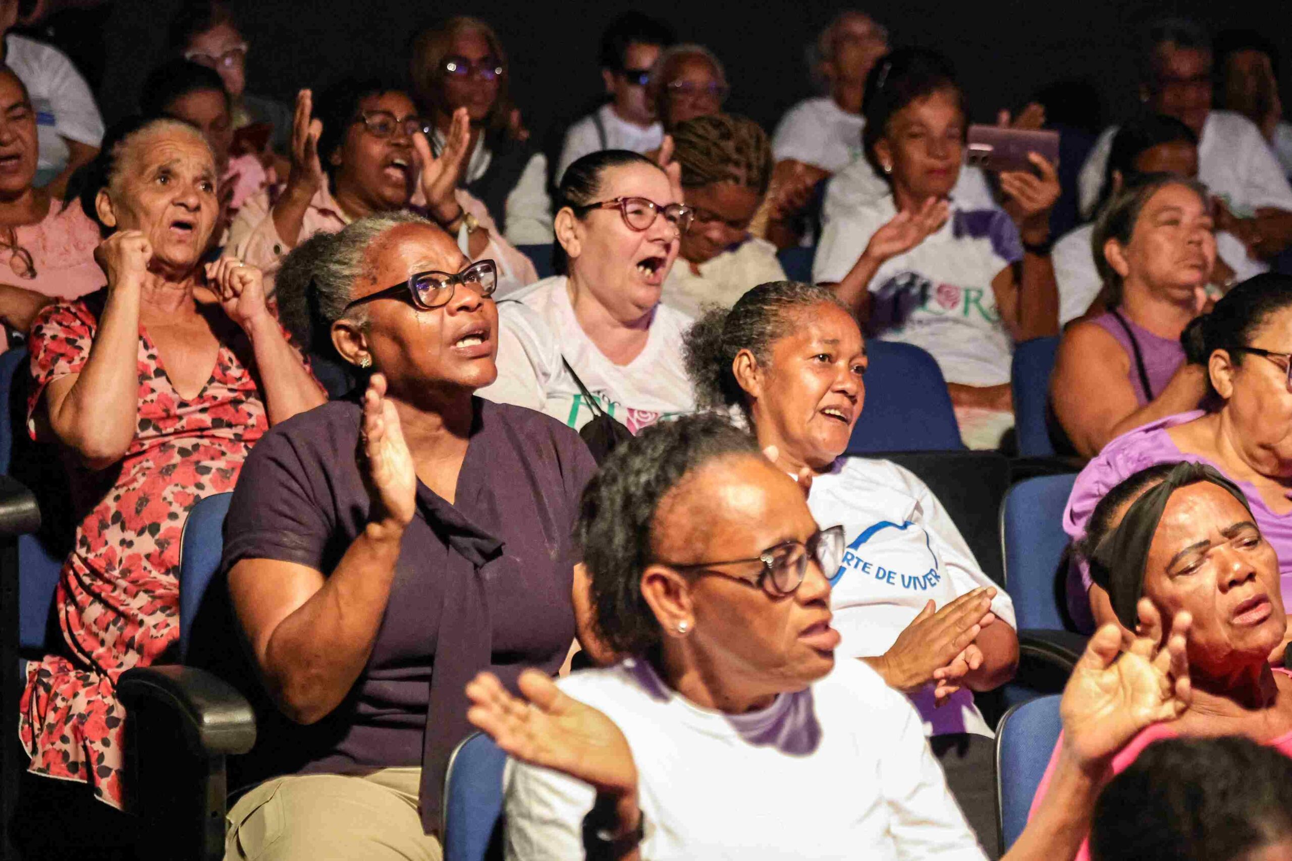 Prefeitura leva 800 idosos para show de Roberto Carlos e transforma Natal em noite histórica em Salvador