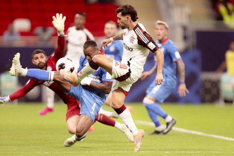 Com dois de Arrascaeta, Flamengo vence o Cruz Azul e se classifica às semifinais da Copa Intercontinental