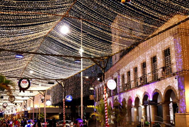Iluminação natalina transforma Câmara de Salvador em atração turística no Centro Histórico