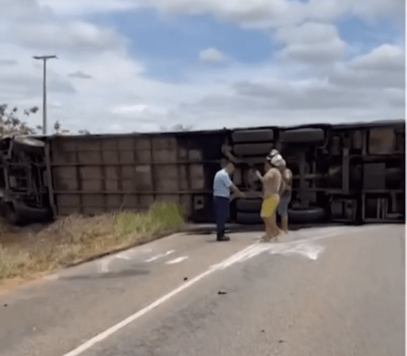 Colisão entre carro e ônibus deixa uma morta e vários feridos