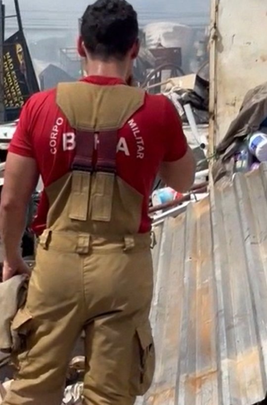 Incêndio em ferro-velho mobiliza Bombeiros em Salvador