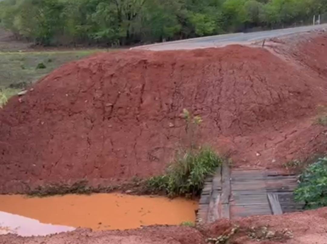 Manuel Rocha cobra obra de ponte em rodovia que liga Coribe a distrito
