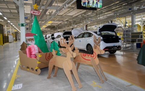 Imagem do post É Natal na BYD: colaboradores usam materiais recicláveis em decoração natalina na fábrica de Camaçari