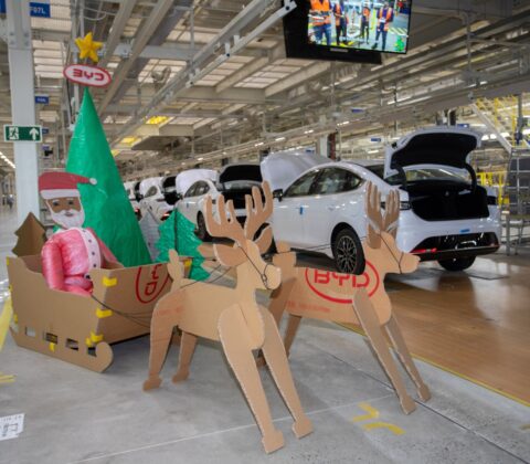 Imagem do post É Natal na BYD: colaboradores usam materiais recicláveis em decoração natalina na fábrica de Camaçari