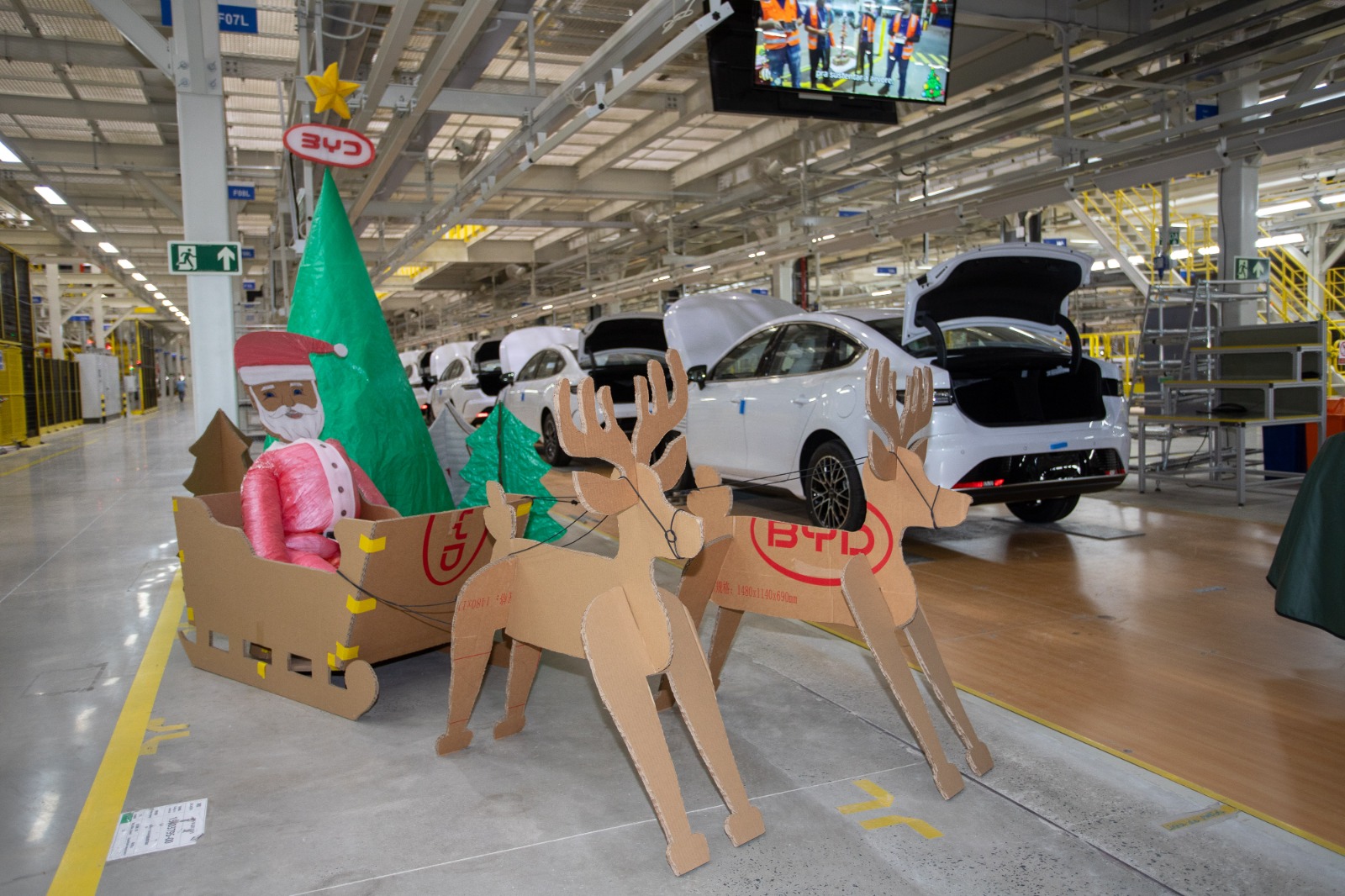 É Natal na BYD: colaboradores usam materiais recicláveis em decoração natalina na fábrica de Camaçari