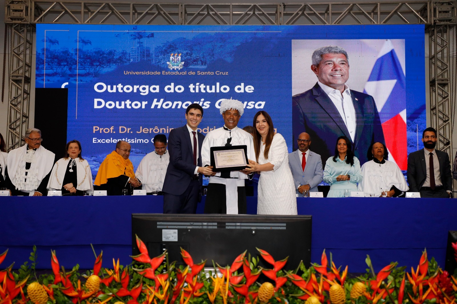 Governador recebe título de Doutor Honoris Causa na Uesc