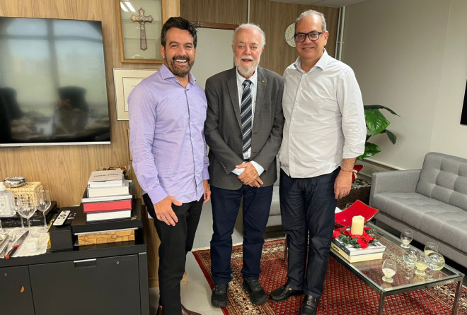 Carlos Muniz reforça diálogo institucional em encontro com TCM