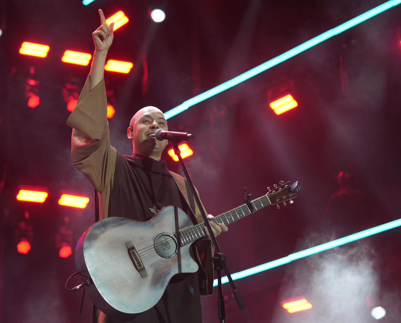 Frei Gilson arrasta multidão no Natal Salvador e transforma Boca do Rio em templo a céu aberto