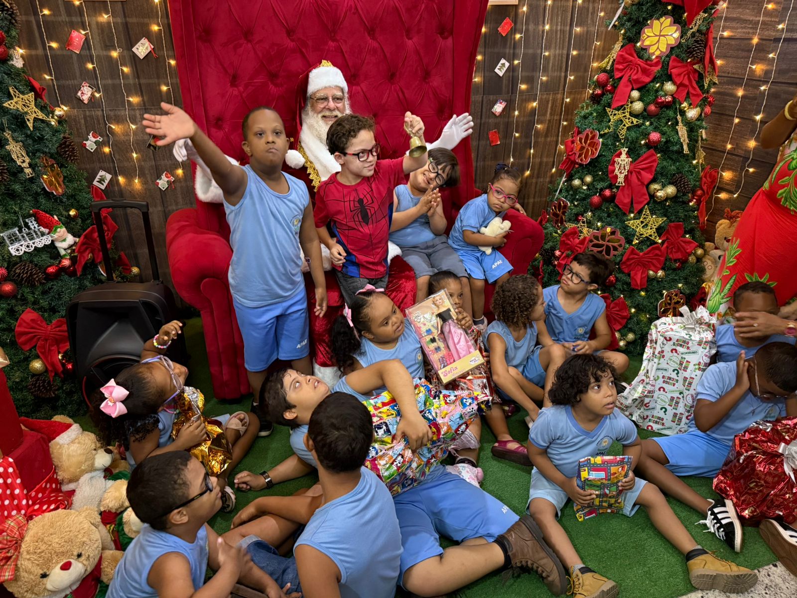 Shopping Itaigara emociona crianças da APAE com Natal solidário