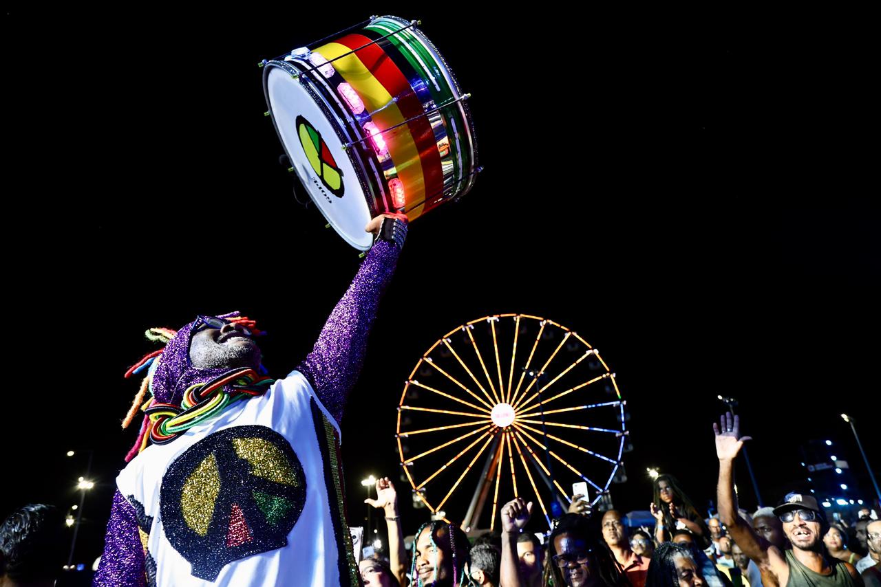 Olodum abriu penúltima noite da Virada Salvador e leva ancestralidade ao palco principal