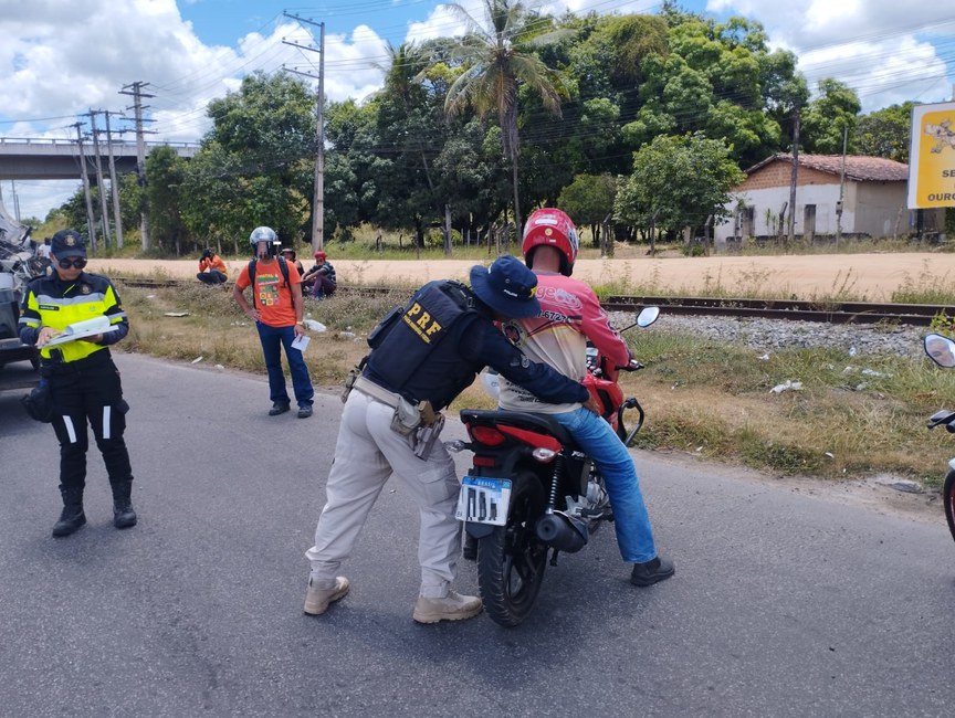 PRF e SMT intensificam fiscalização e alertam motoristas em Alagoinhas