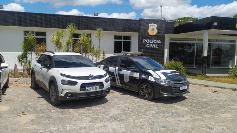 PRF apreende carro roubado com placas clonadas em Alagoinhas