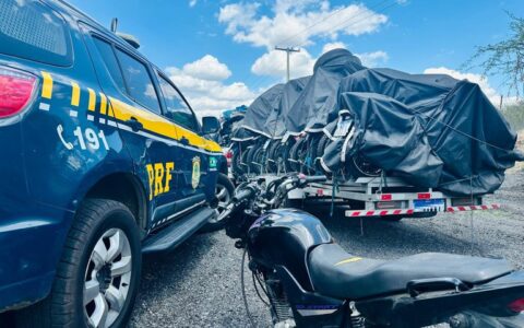 Imagem do post PRF recupera moto furtada durante fiscalização em Jequié