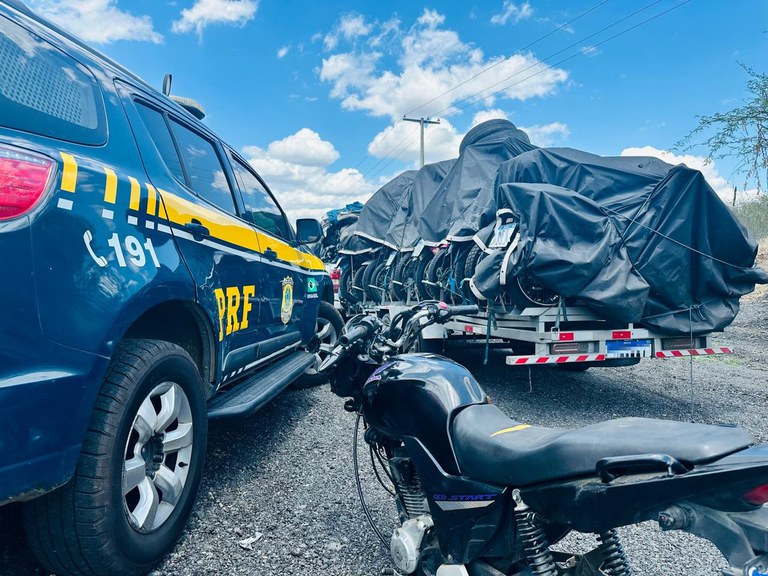 PRF recupera moto furtada durante fiscalização em Jequié