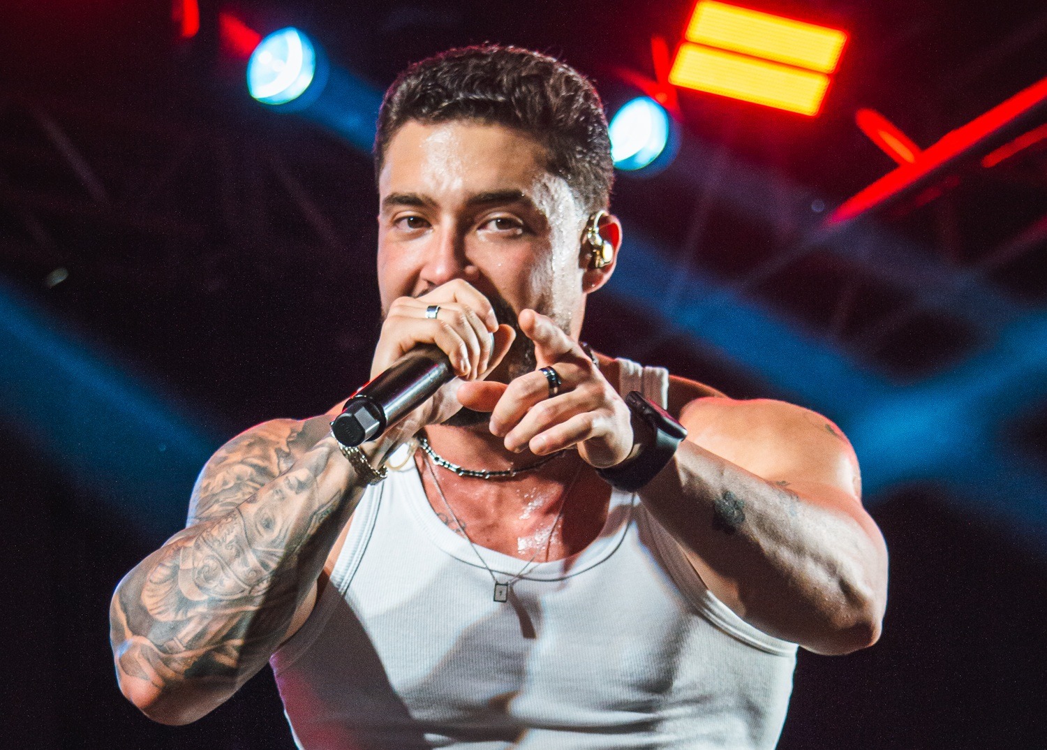 Papazoni emenda maratona de shows e agita a virada para 2026