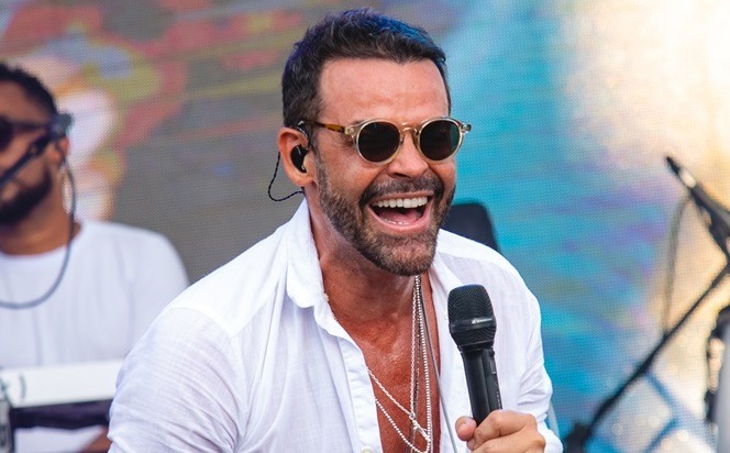 Alexandre Peixe fecha 2025 com maratona de shows no Réveillon da Bahia