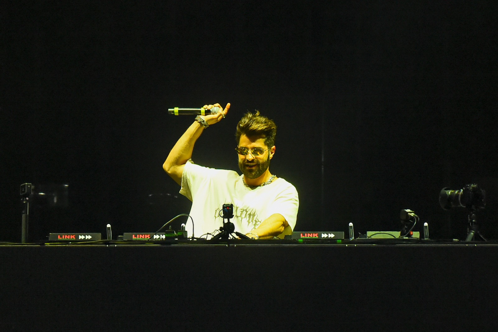 Alok transforma Virada Salvador em pista eletrônica e faz multidão vibrar na Boca do Rio