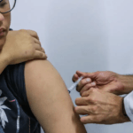 Brasil inicia aplicação da primeira vacina nacional contra a dengue; confira cronograma