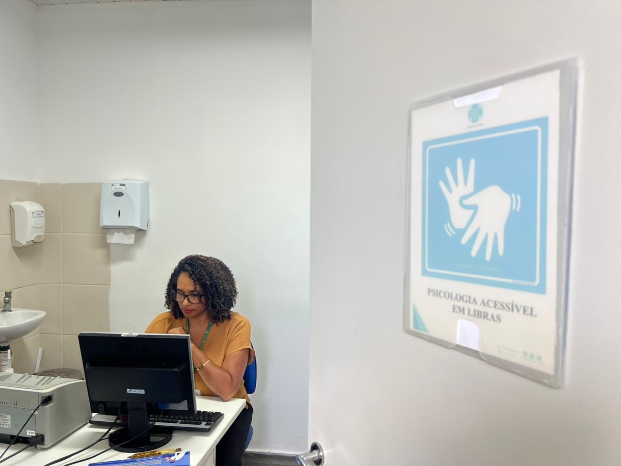 Dia Internacional da Pessoa com Deficiência: Salvador fortalece inclusão com psicoterapia em Libras para pessoas surdas