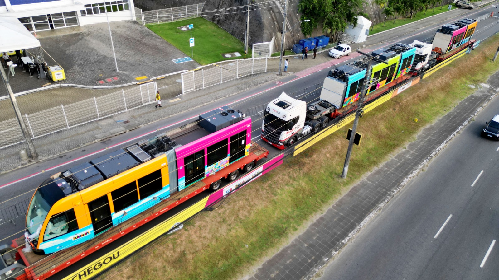 Governador apresenta os primeiros trens do VLT em Salvador e anuncia início dos testes em janeiro