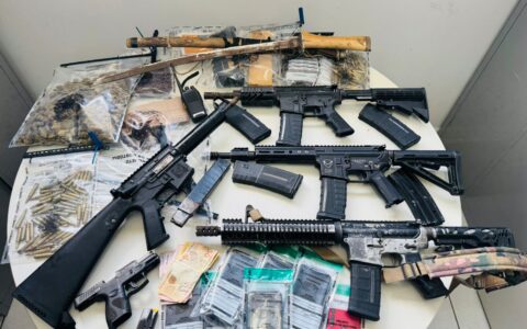 Imagem do post Operação cumpre mais de 30 mandados e apreende fuzis, granada e drogas em Maragogipe