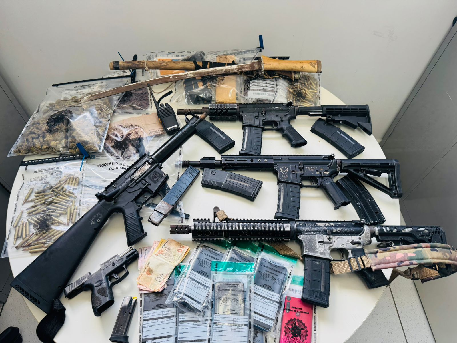 Operação cumpre mais de 30 mandados e apreende fuzis, granada e drogas em Maragogipe