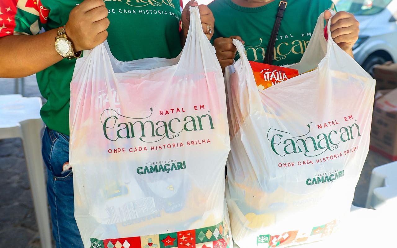 Entrega das Cestas de Natal começa na sede de Camaçari e leva alimento e esperança a milhares de famílias
