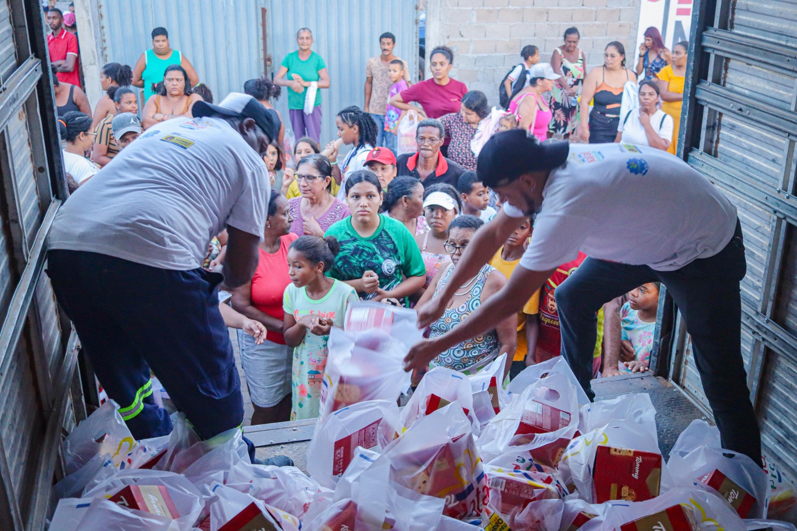 Prefeitura de Morro do Chapéu distribui 6 mil kits natalinos e garante ceia digna para mais de 24 mil moradores