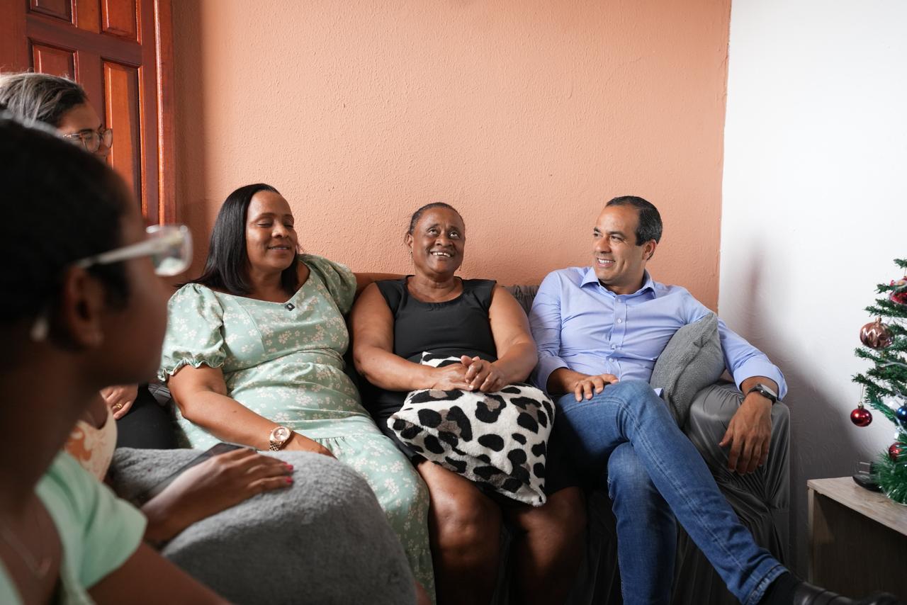 Prefeitura entrega 100 casas reformadas no Alto do Cabrito