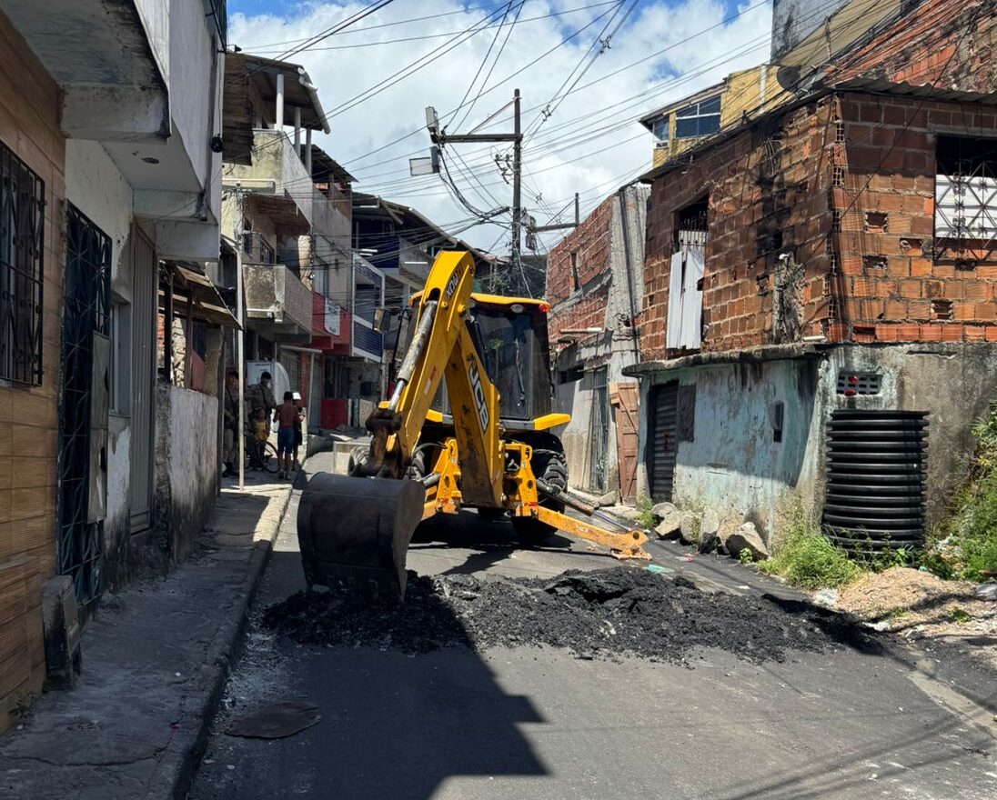Policiais militares removem barricada em Saramandaia