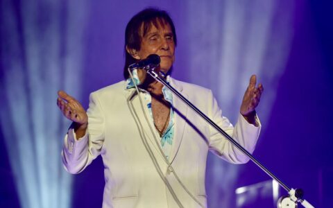 Imagem do post Roberto Carlos emociona Salvador, distribui rosas e encerra o Natal com show histórico