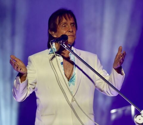 Imagem do post Roberto Carlos emociona Salvador, distribui rosas e encerra o Natal com show histórico