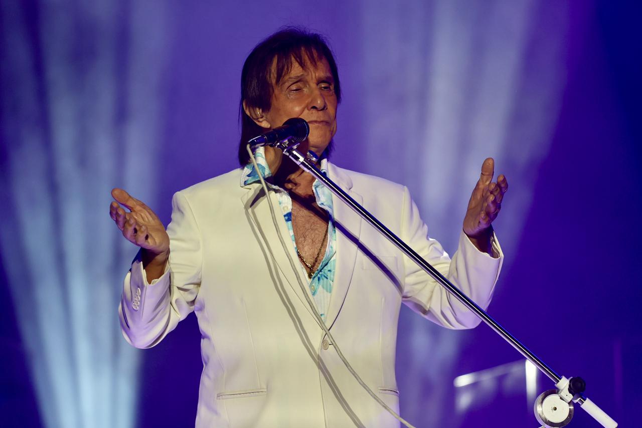 Roberto Carlos emociona Salvador, distribui rosas e encerra o Natal com show histórico