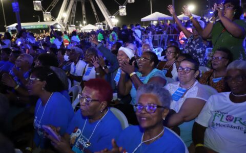 Imagem do post Emoção toma conta de idosos levados pela Prefeitura para show histórico de Roberto Carlos em Salvador