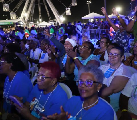 Imagem do post Emoção toma conta de idosos levados pela Prefeitura para show histórico de Roberto Carlos em Salvador