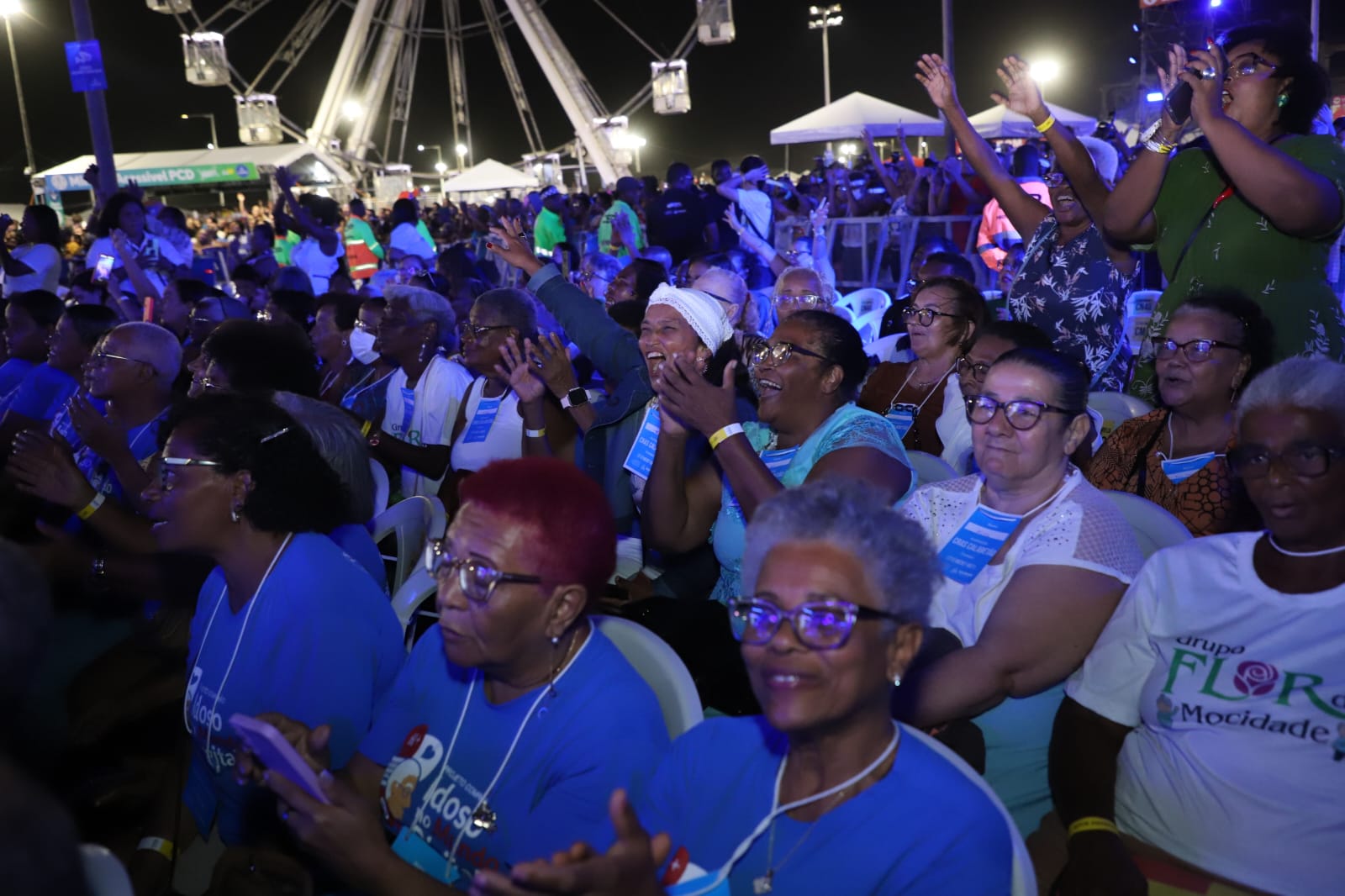 Emoção toma conta de idosos levados pela Prefeitura para show histórico de Roberto Carlos em Salvador