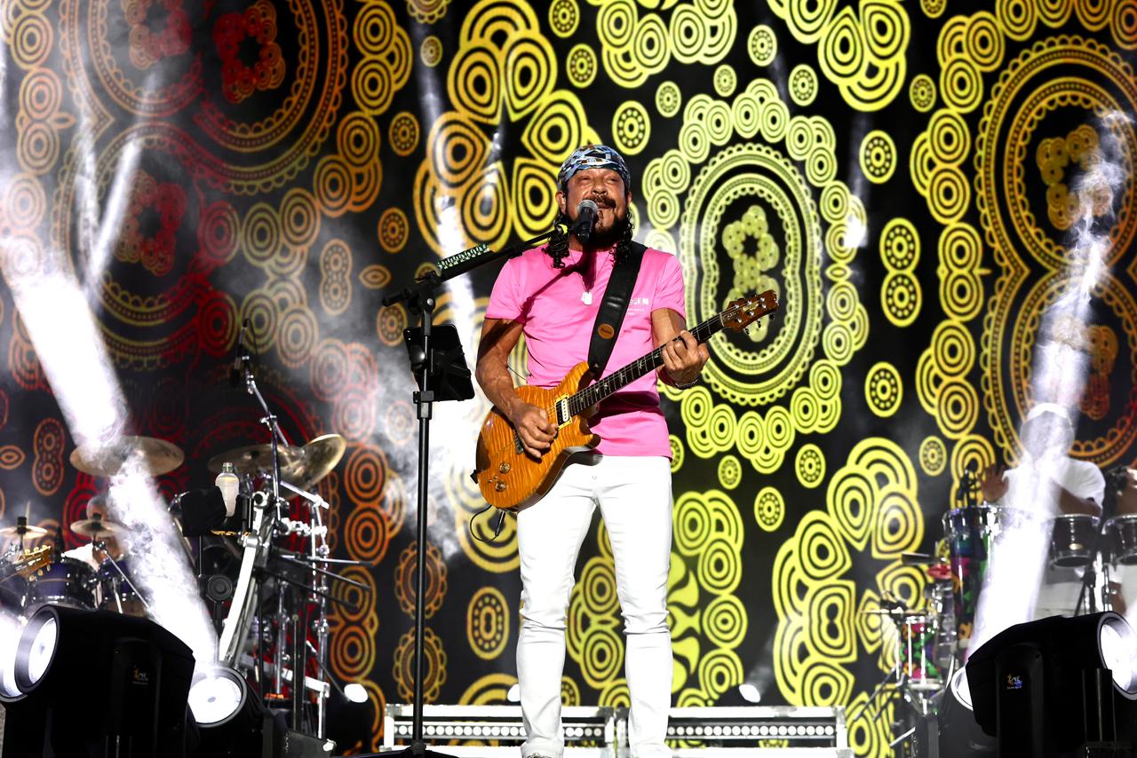 Bell Marques agita a galera e relembra 40 anos de sucessos